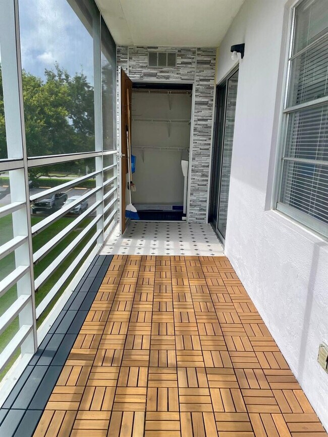 Building Photo - 326 Preston H