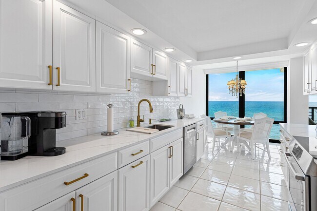 Building Photo - 250 S Ocean Blvd
