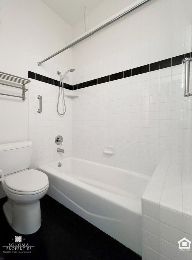 Building Photo - Modern 1BD/2BA Loft Just Minutes from Down...