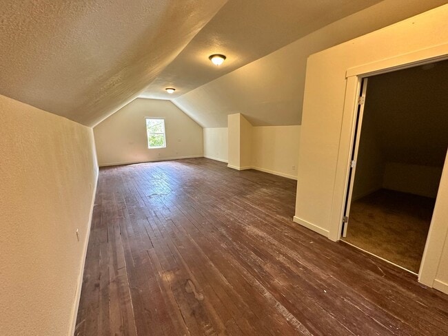 Building Photo - Large 4 Bedroom Apartment in Canyonville