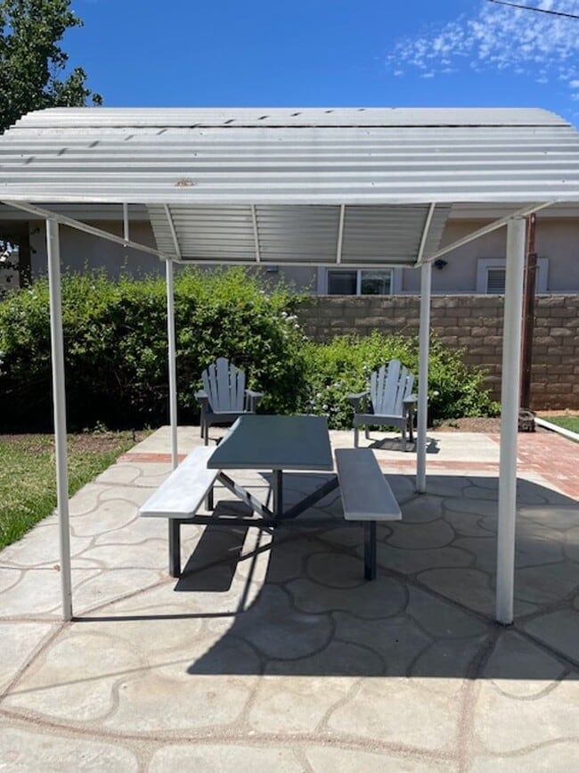 Building Photo - 2 bedroom 1 bath Brea $3200