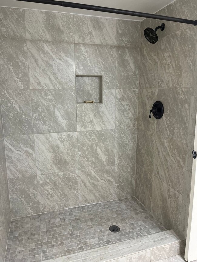 Building Photo - North Raleigh Move-In Ready Condo, On Grou...