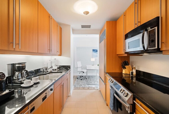 Building Photo - 1435 Brickell Ave