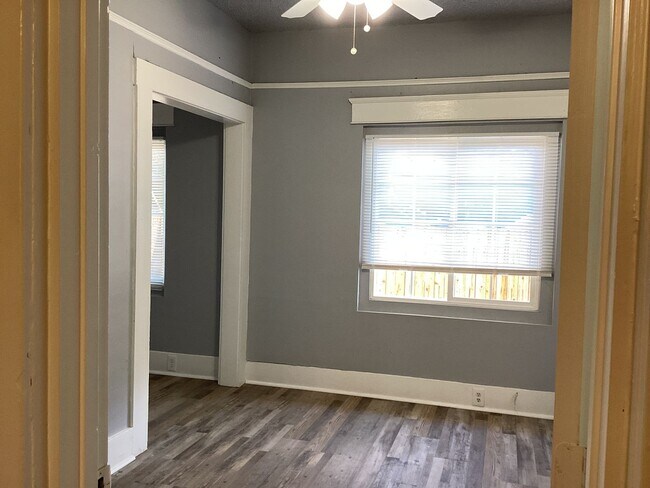 Building Photo - 1532-1532 N Safford Ave