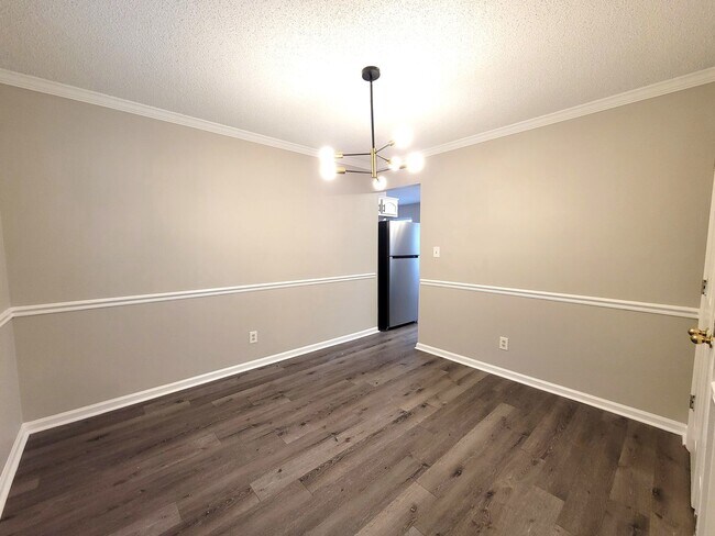 Building Photo - Large 2 Story Near The Airport and I-485