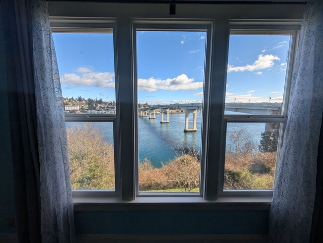 Building Photo - 3 Bedroom Bremerton Charmer with Stunning ...