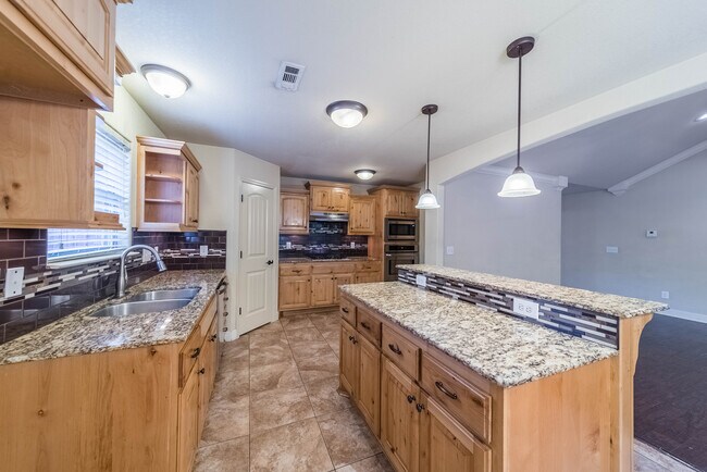 Building Photo - 3205 SW Briar Creek Ave