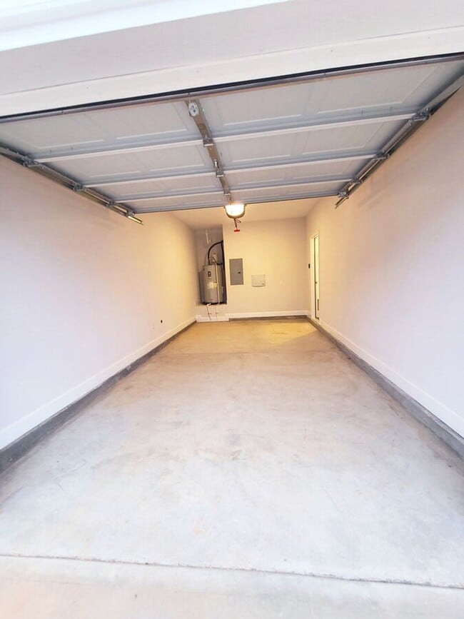 Building Photo - Conveniently Located Townhome for Rent. Av...