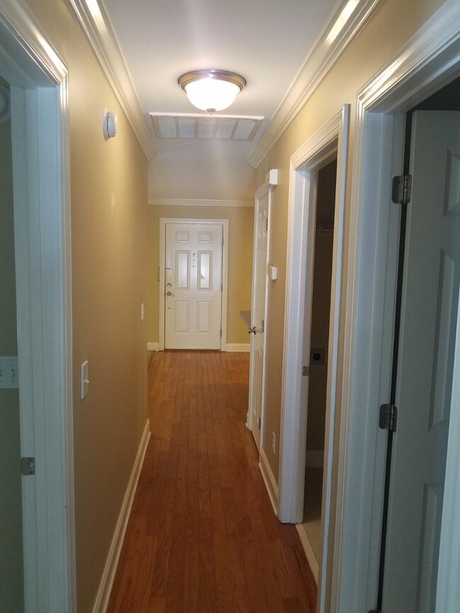 Building Photo - Unit Available in Radcliffe Place