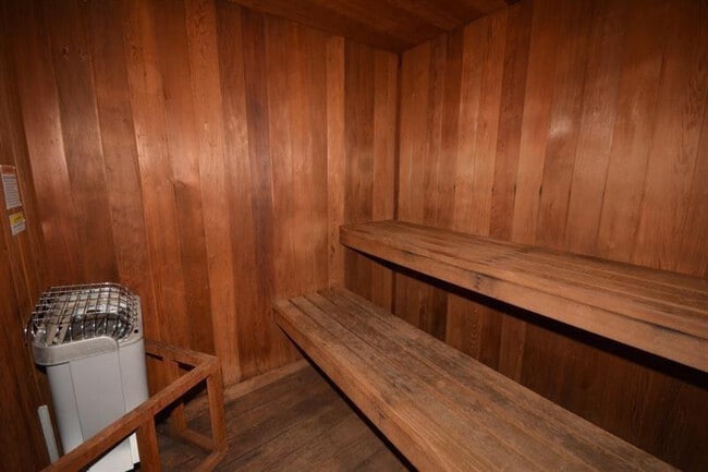 Building Photo - 1301 E Hillsboro Blvd