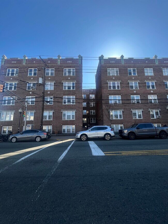 Building Photo - 3718 Park Ave