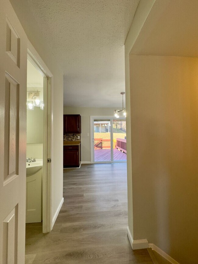 Building Photo - Charming 3 Bedroom/2.5 Bathroom in Parkville, MD!