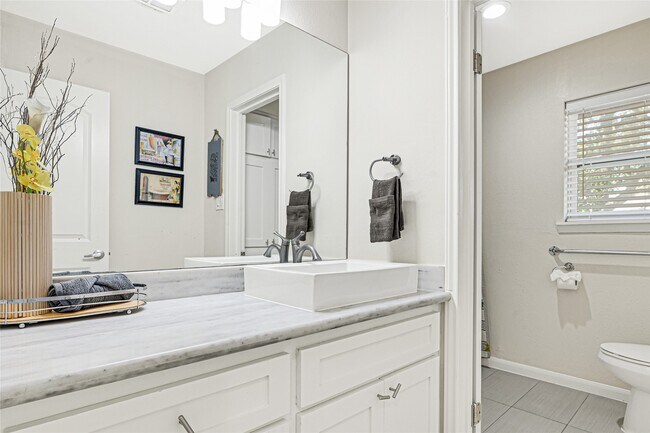 Building Photo - 5534 Loch Lomond Dr