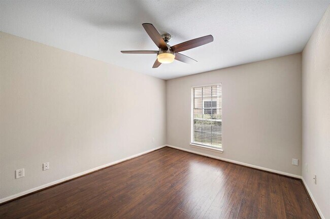 Building Photo - 1860 White Oak Dr