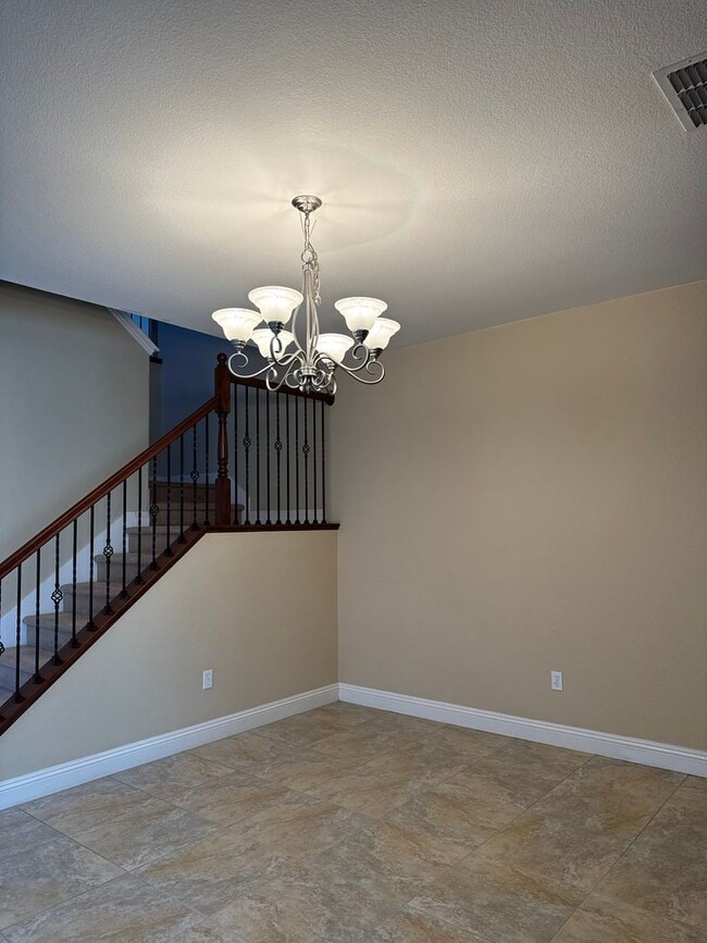 Building Photo - STUNNING & SPACIOUS 4 BEDROOM IN W. ROSEVI...