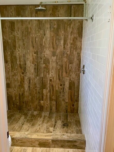 Master Bathroom - 1800 Embassy Dr