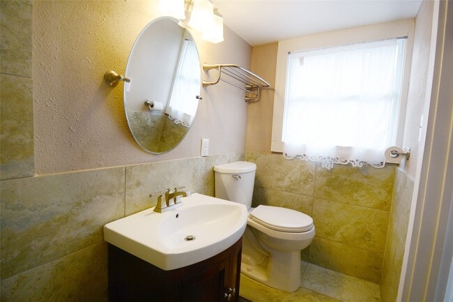 Building Photo - 407 N Chappell Hill St