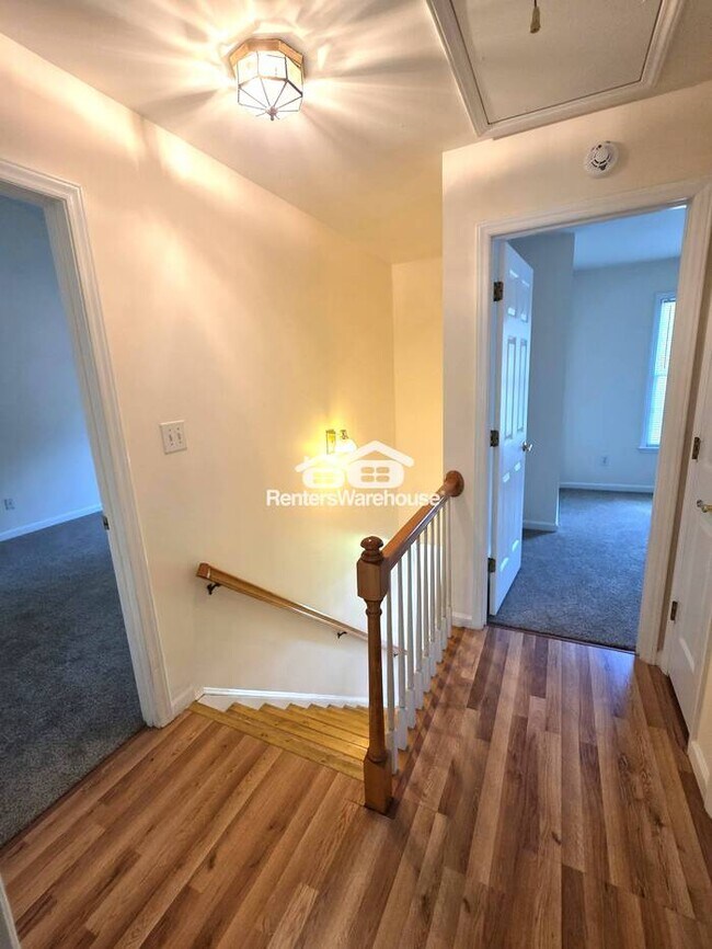 Building Photo - Lovely 3 bedroom, 2 1/2 Bath home in popul...