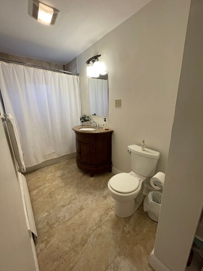 Building Photo - Great 2 Bed for Students