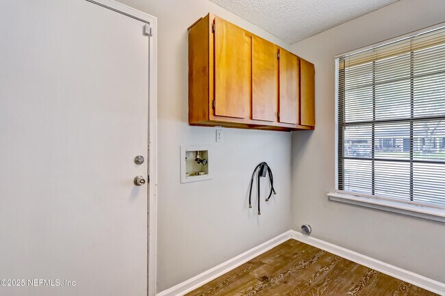 Building Photo - 10460 Roxbury Ln