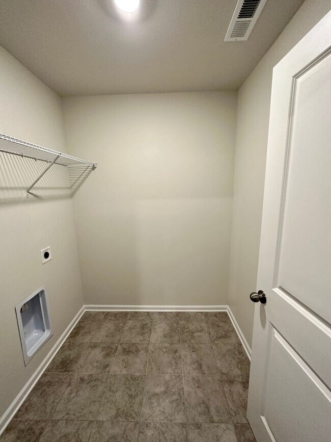 Building Photo - Elegant Townhome located in Ballantyne!