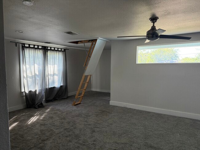 Building Photo - 814 Iowa St