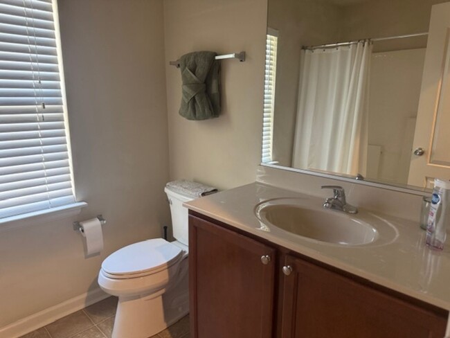 Building Photo - Beautifully Maintained 3-Bedroom Townhome ...