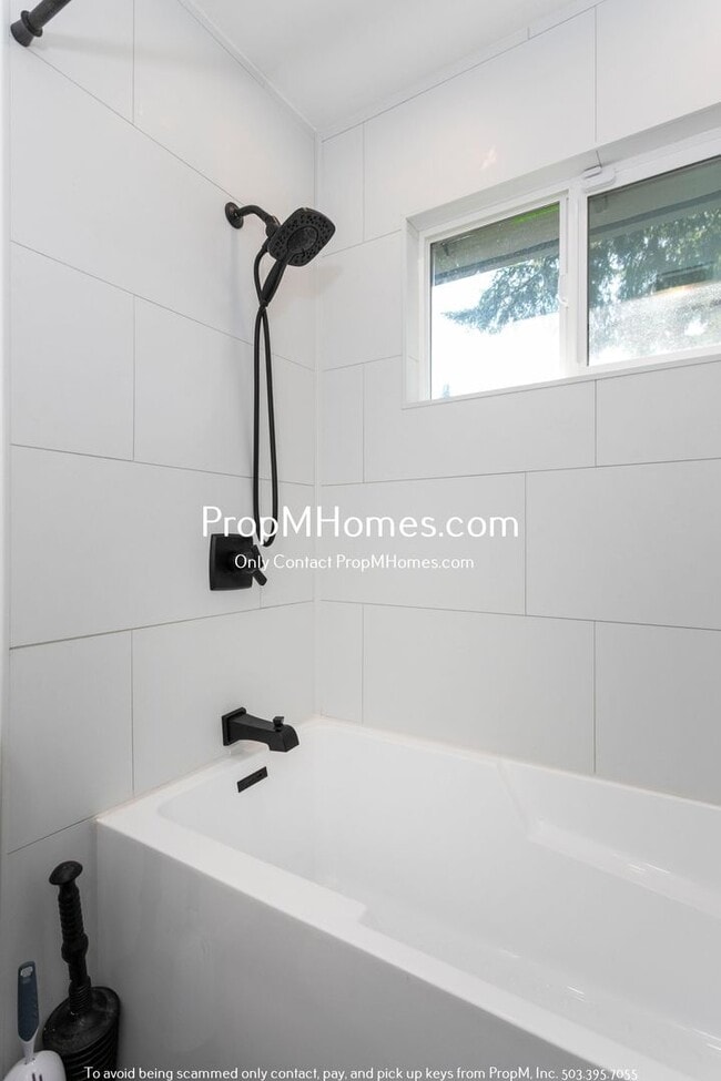 Building Photo - Fully Updated Three Bedroom Home in SE!