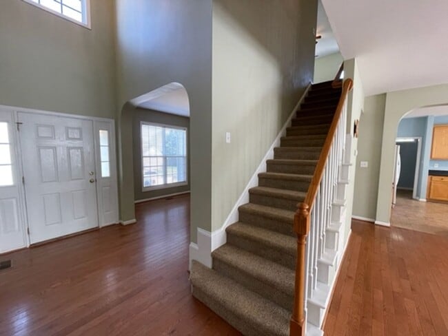 Building Photo - Amazing Hillsborough Home!