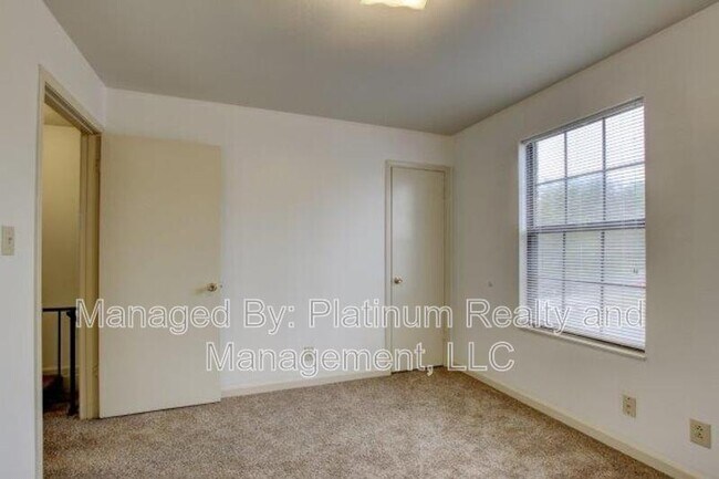 Building Photo - 1601 Minglewood Dr