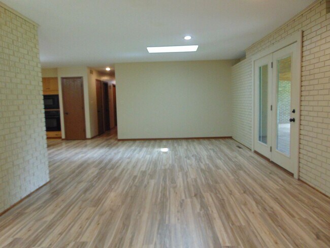 Building Photo - Amazing 3 Bed 2 Bath Country Home With Fab...