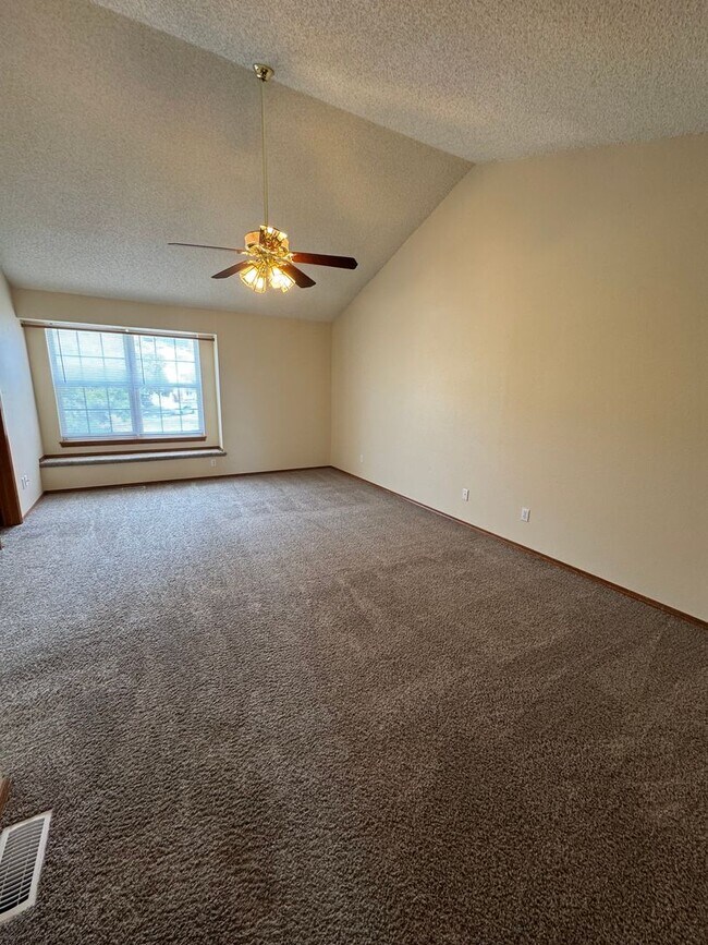 Building Photo - Charming 5 Bed 3 Bath House - MOVE IN SPECIAL - 1/2 Off First Months rent