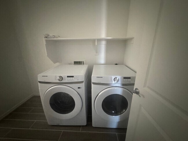 Building Photo - 3 BEDROOM UPGRADED HOME IN UNION PARK