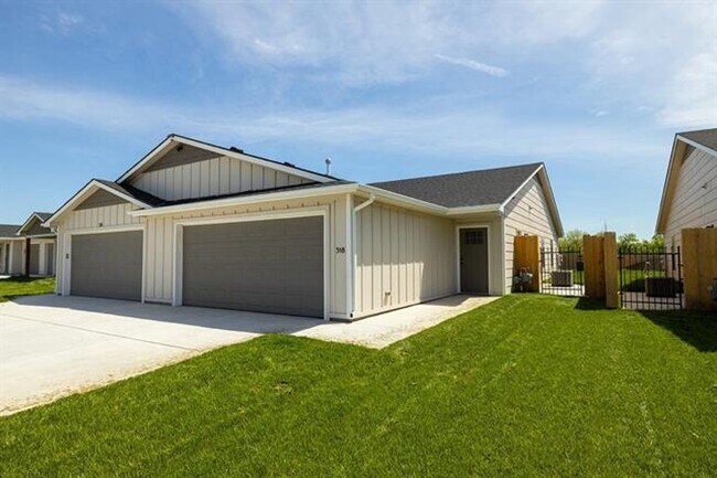 Building Photo - 518-520 W. 50th Ct. S.