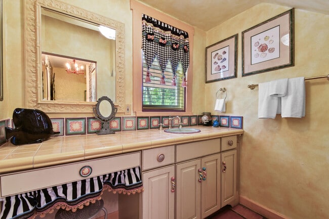 Building Photo - 194 Almeria Rd