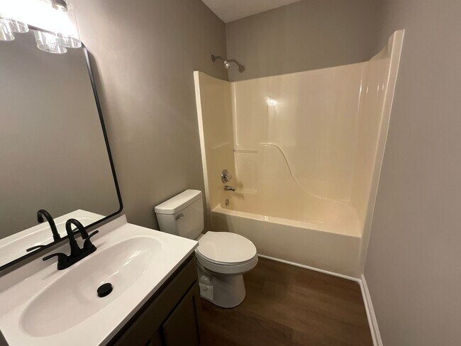 Building Photo - 2711 Ingleside Dr