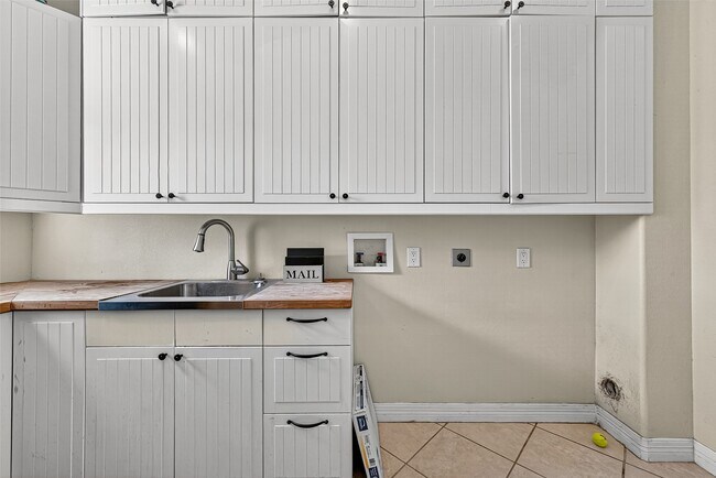 Building Photo - 13819 Lakeview Meadow Dr