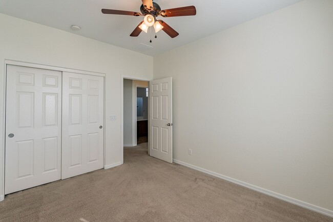 Building Photo - Spacious 4 Bed 2.5 Ba in Gated Community