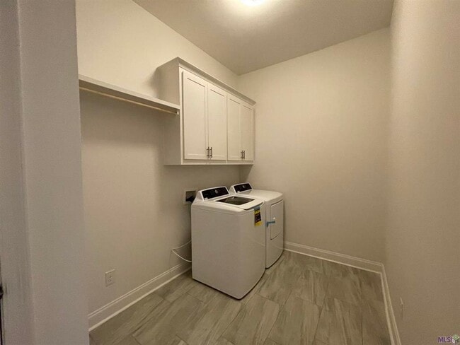 Building Photo - 4 Bedroom House in Materra with Fenced Yard