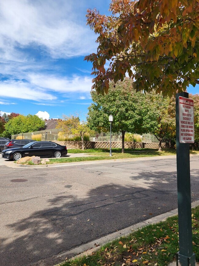 Building Photo - Beautiful condo in highly desired area of ...