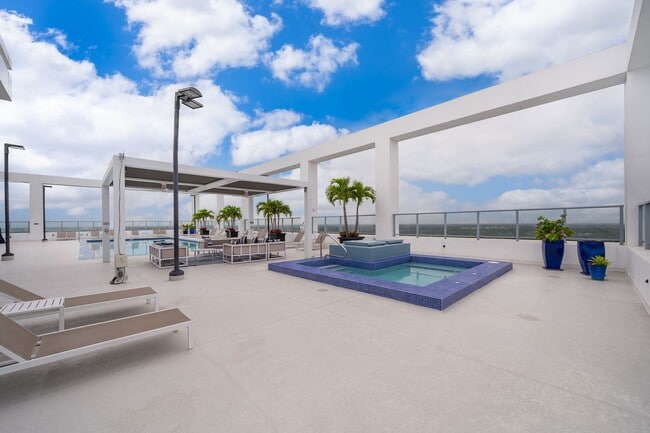 Building Photo - Beautiful 1BR/2BA Luxury High-Rise Condo in Downtown Orlando - Star Tower!