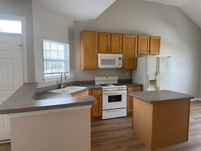 Building Photo - WOODBRIDGE POINTE