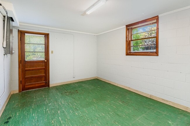 Building Photo - Affordable in Oak Hill/Green Hills - Now A...