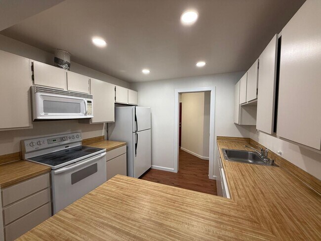 Building Photo - 2 Bed 2 Bathroom in Pinehurst (Plus Amenities!)