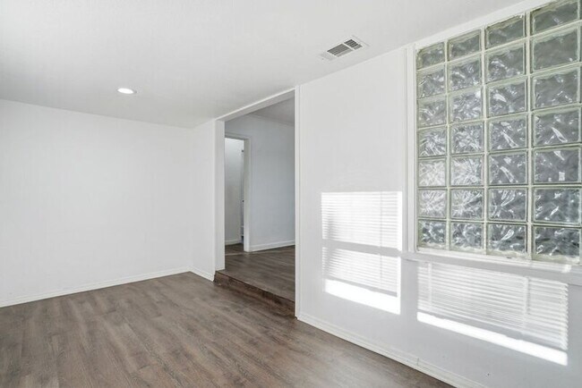 Building Photo - 1539 N Denver Ave