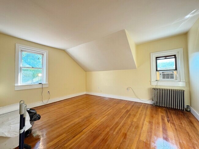 Building Photo - 563 N Washington St