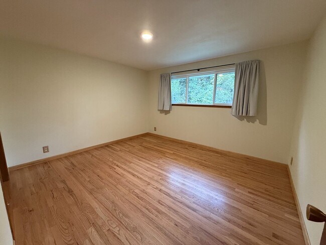 Building Photo - Extremely Spacious 3 bedroom Home Located in Edmonds