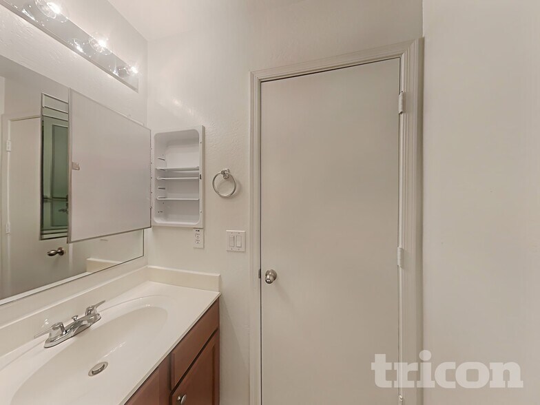 Building Photo - 3812 S 54th Glen