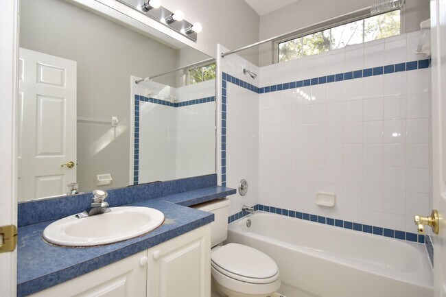 Building Photo - Charming 2BR/2BA End-Unit Condo in Monticello