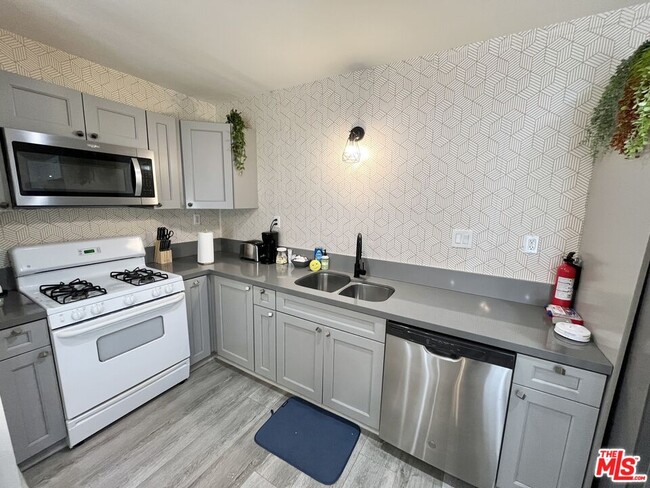 Building Photo - 1205 N Orange Grove Ave